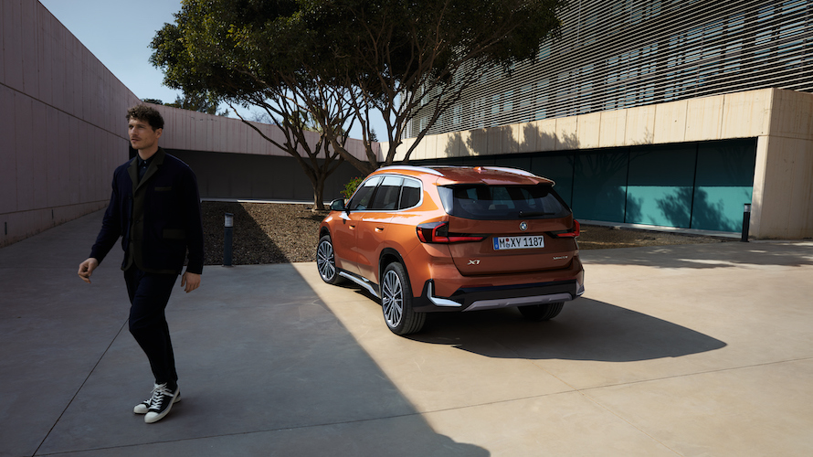 SUV Hybride Rechargeable BMW X1 xDrive30e BMW X1 xDrive30e vue trois quart face, dans la rue
